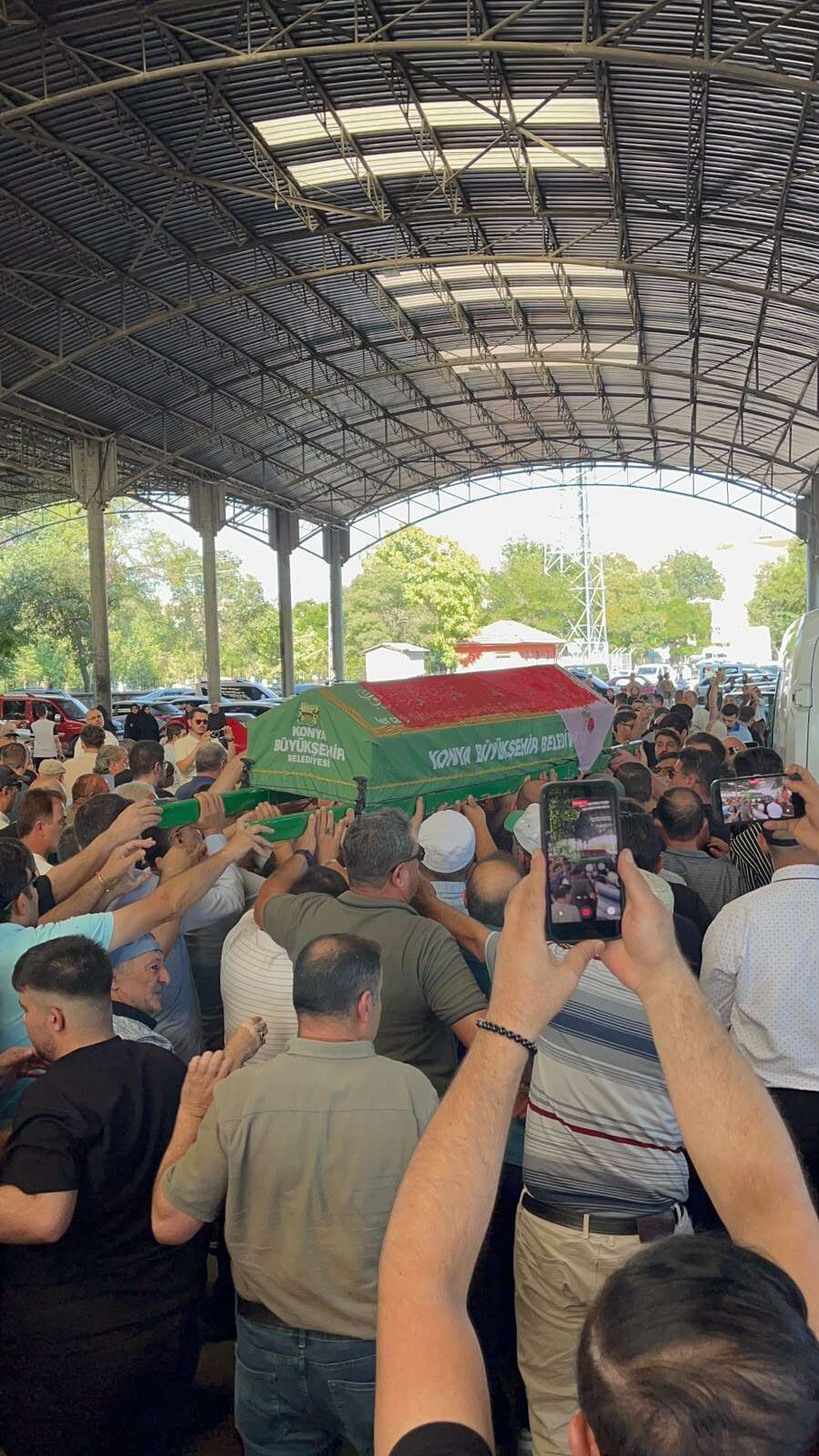 Kırmızılı Kadın'a hüzünlü veda! Konyalılar son yolculuğunda yalnız bırakmadı 6